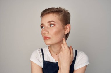 Sundress modasında güzel bir kadın izole edilmiş bir arka plan