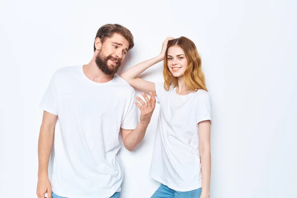 Giovane coppia in bianco t-shirt comunicazione abiti jeans luce sfondo — Foto Stock