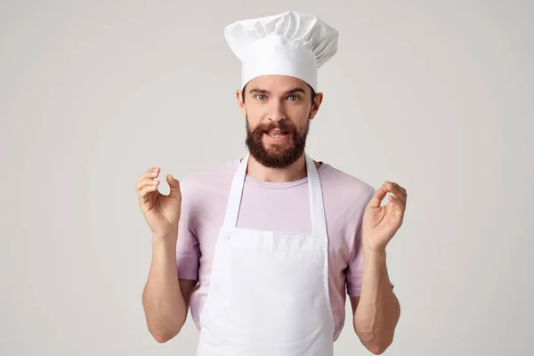 Vousatý muž v kuchaři oblečení emoce vaření práce vaření — Stock fotografie