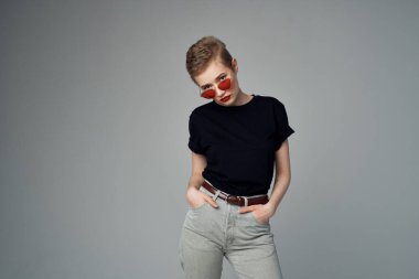 Güzel bir kadının el hareketi. Kırmızı dudaklar göz kamaştırıcı koyu arkaplan.