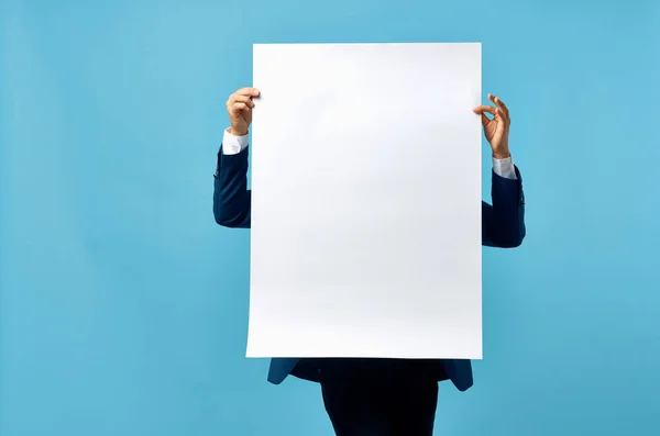 Vrolijke man witte banner in de hand blanco blad presentatie blauwe achtergrond — Stockfoto