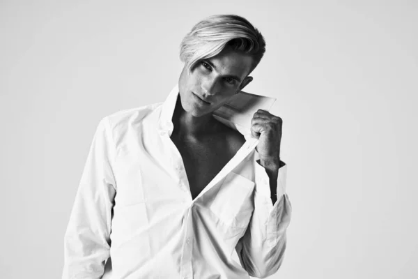 Mężczyzna w białej koszuli moda fryzura pozowanie studio elegancki styl — Zdjęcie stockowe