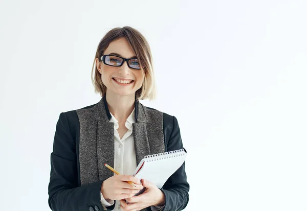 Üzleti nő visel szemüveg dokumentumok jegyzettömb iroda — Stock Fotó