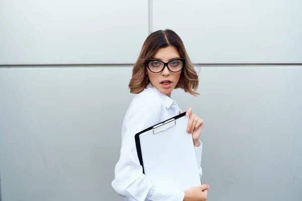 Mulher alegre na camisa branca documentos escritório empresária oficial — Fotografia de Stock