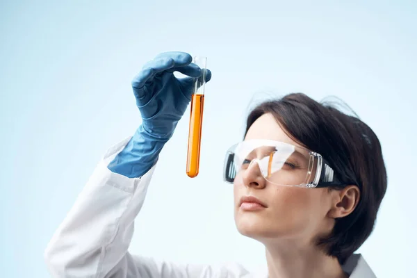 Médico fêmea soluções químicas biólogo pesquisa estudo luz fundo — Fotografia de Stock