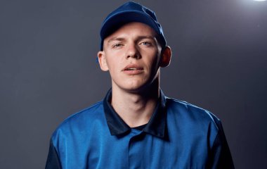 Üniformalı inşaat işçisi.