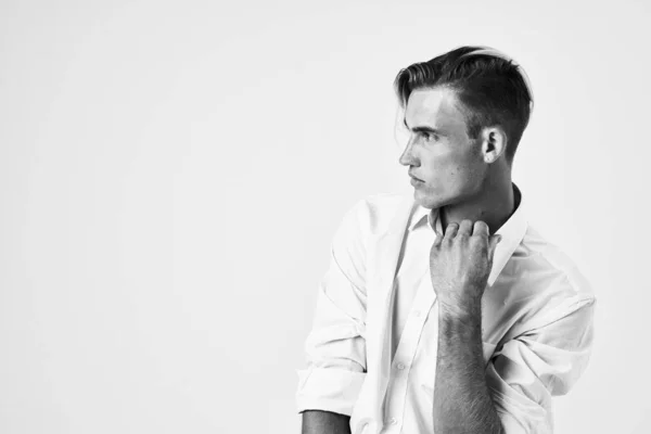 En man med en fashionabel frisyr i en vit skjorta attraktiv look modell — Stockfoto