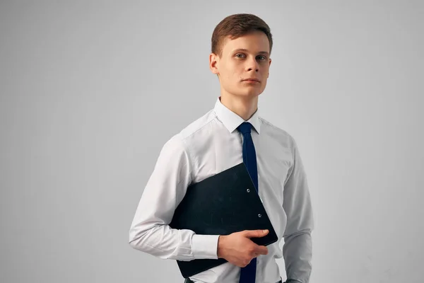 Business man πουκάμισα με γραβάτα έγγραφα διευθυντής φως γραφείο φόντο — Φωτογραφία Αρχείου