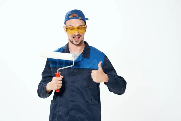 Mężczyzna w pracy mundur ściany malarstwo usługa naprawy — Zdjęcie stockowe