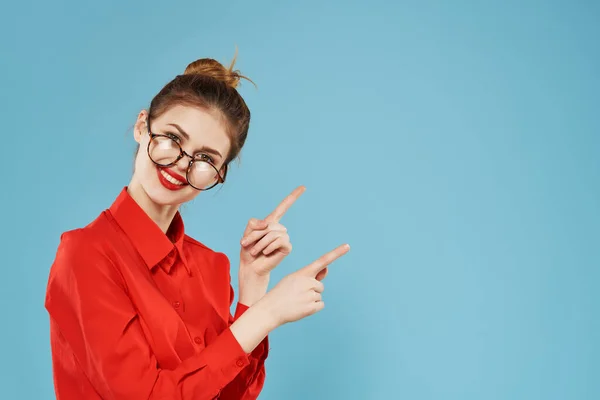 Nő piros ing és szemüveg gesztikulál kezével szakemberek munka titkár — Stock Fotó