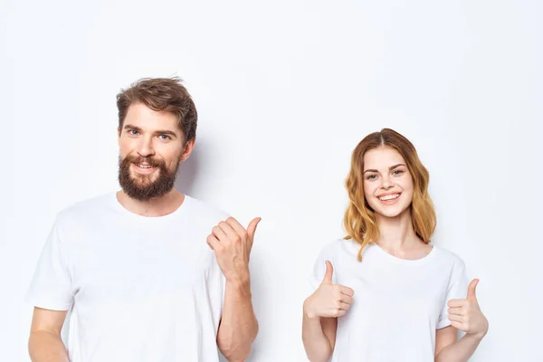 Mężczyzna i kobieta w białych t-shirtach moda casual nosić przyjaźń razem — Zdjęcie stockowe