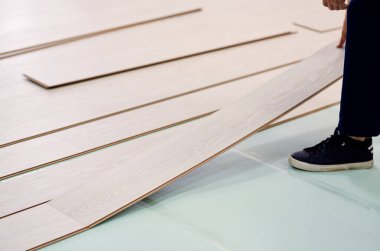 Oda yenileme tesisatının yapımını lamine et