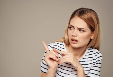 Çizgili tişörtlü sarışın. Yüz ifadelerinden memnun olmayan duygu stüdyosu.