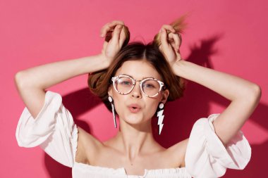 Çekici kadın parlak makyaj beyaz elbise izole arka plan