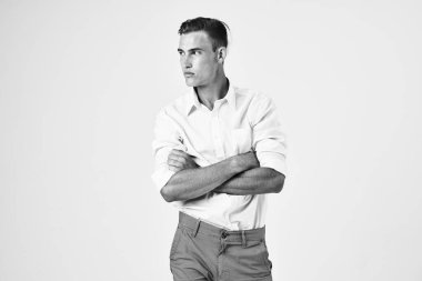 Moda saç stilinde yakışıklı bir adam kendine güven stüdyosunda poz veriyor.