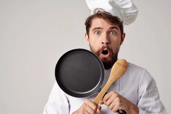 Homme chef ustensiles de cuisine cuisine restaurant profession — Photo