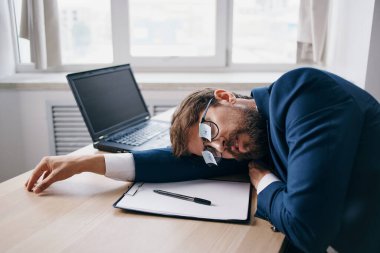 İşadamları bir dizüstü bilgisayarın önünde oturuyor. Finans ağı profesyoneli.