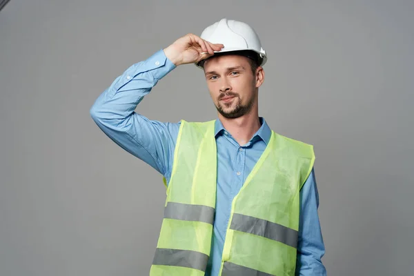 Людина в захисті від білого шолома Робоча професія легкий фон — стокове фото