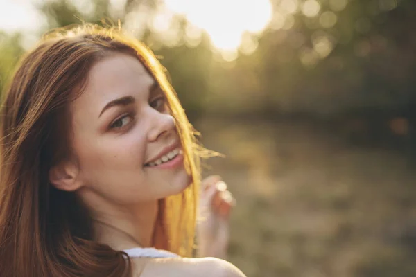 Hübsche Frau im Feld Natur Sonne posiert Ruhe — Stockfoto