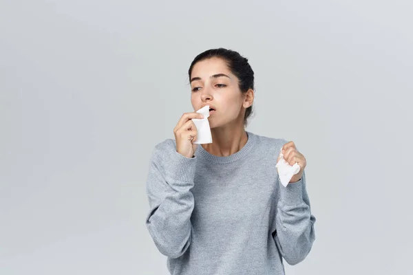 Zieke vrouw veegt haar gezicht met een zakdoek influenza infectie — Stockfoto