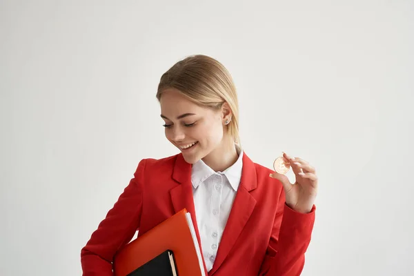 Жінка червона куртка віртуальні гроші економіка ізольований фон — стокове фото