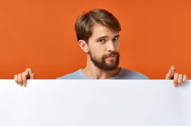 Sakallı adamın elinde, izole edilmiş bir poster indirimi var.