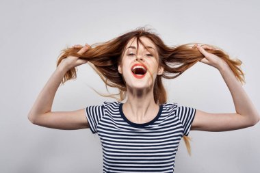 Güzel bir kadın saç stili neşesi. Moda modelliği yapıyor.