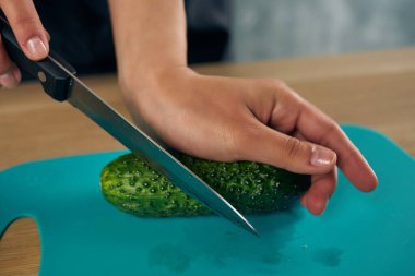 Mutfakta sebze doğramak ev kadınlarına sağlıklı yemek pişirmek