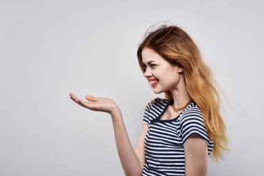 Kırmızı şapkalı güzel bir kadın. Fransa Avrupa modası. İzole edilmiş bir arka plan.