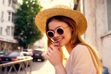 Çekici kadın şehir yürüyüşü eğlenceli moda taze hava yaşam tarzı