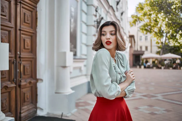 Mujer alegre atractiva mirada labios rojos caminar en el estilo de vida del parque — Foto de Stock