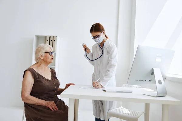 Paziente sotto esame da parte di un'infermiera assistenza sanitaria — Foto Stock