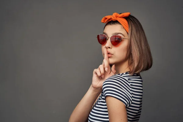 Donna che indossa occhiali da sole con benda sulla testa moda stile moderno sfondo isolato — Foto Stock