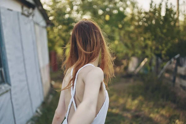 Hübsche Frau Sommer Land Dorf — Stockfoto