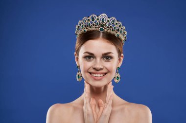 Kafasında taç olan bir kadının portresi. Makyaj modeli el hareketi. Yakın çekim yaşam tarzı.