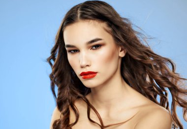 Esmer, parlak makyaj, izole edilmiş tutku.