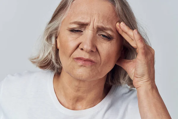 Starsza kobieta z migreną głowy leczenie bólu — Zdjęcie stockowe