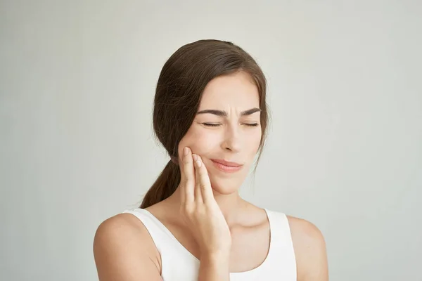 Mulher com dor de dente insatisfação tratamento odontológico — Fotografia de Stock