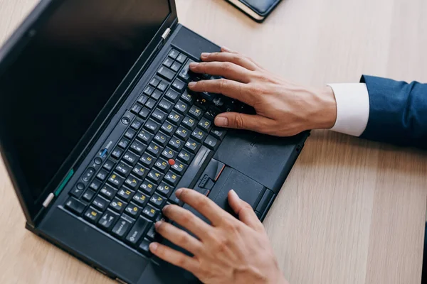 Ноутбук настільна технологія робочий офісний спосіб життя — стокове фото