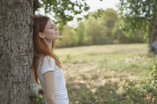 木の自然近くの陽気な女性ライフスタイルの夏 — ストック写真