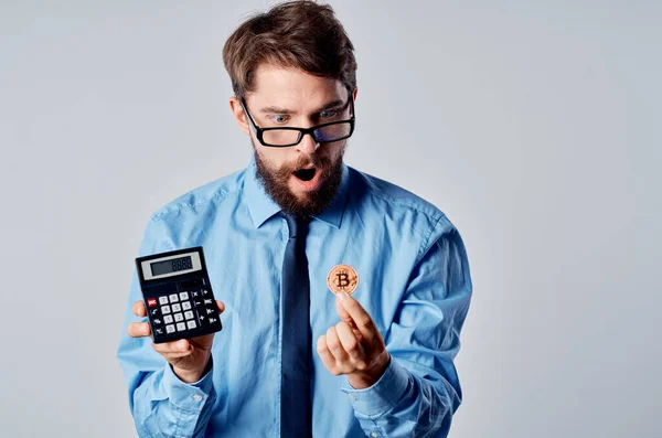 Homem na camisa com gravata calculadora criptomoeda financiar investimento — Fotografia de Stock