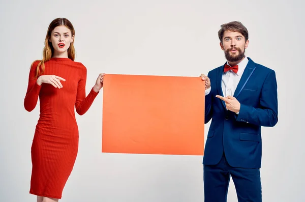 Homme et femme tenant rouge maquette copie espace affiche publicitaire — Photo