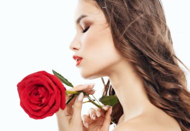 Esmer, çıplak omuzlar kırmızı çiçekler kırmızı dudaklar cazibe