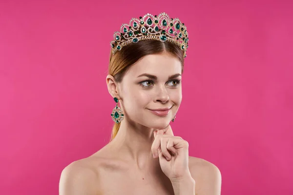 Attraente donna con una corona sulla sua testa trucco decorazione Studio Modello — Foto Stock