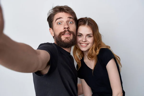 Muž a žena spolu selfie komunikace emoce izolované pozadí — Stock fotografie