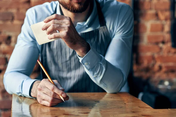 Barista in grembiule in un bar servizio di lavoro — Foto Stock