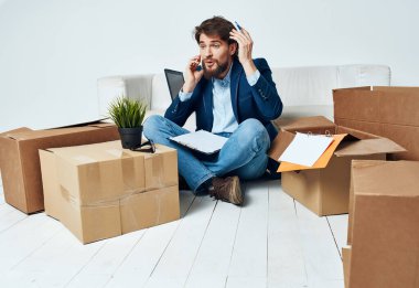 İşadamı ofisi, kutuları taşıyor.