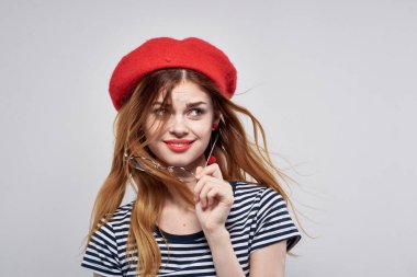 Gözlük takan neşeli bir kadın çekici görünüyor. Kırmızı küpeler. Temiz hava.