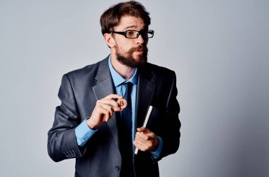 Bitcoin kriptosu olan takım elbiseli bir iş adamı elinde mali yatırımlar ekonomisi