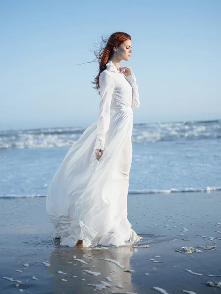 Γυναίκα σε λευκό φόρεμα σε εξωτερικούς χώρους παραλία με τα πόδια ωκεανό — Φωτογραφία Αρχείου